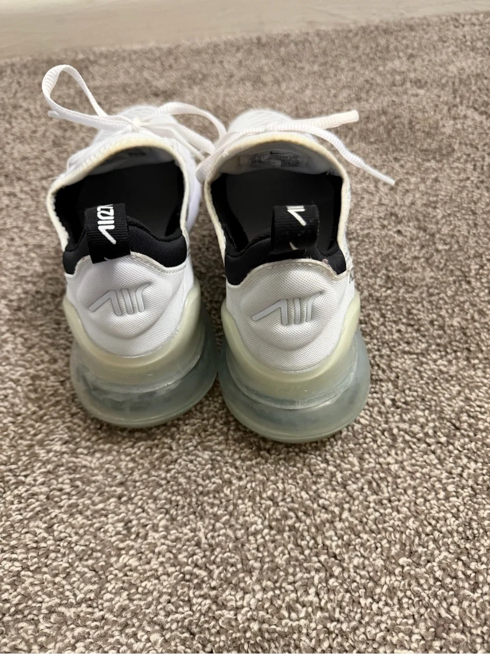 Nike Women’s White and Black Air 270 Size 9